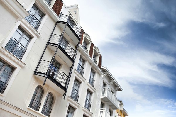 Quels sont les avantages de louer une villa en Provence avec des ateliers de parfumerie et des visites de distilleries de lavande ?